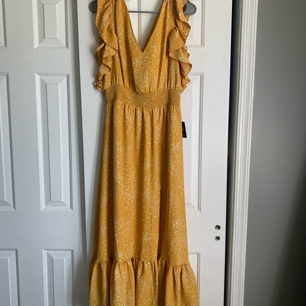 Size MPetite. Never worn. Dress from Express ☀️